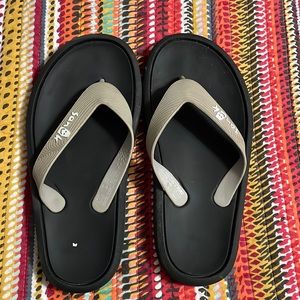 Sanuk flip flops taupe straps extra wide size 9 women’s